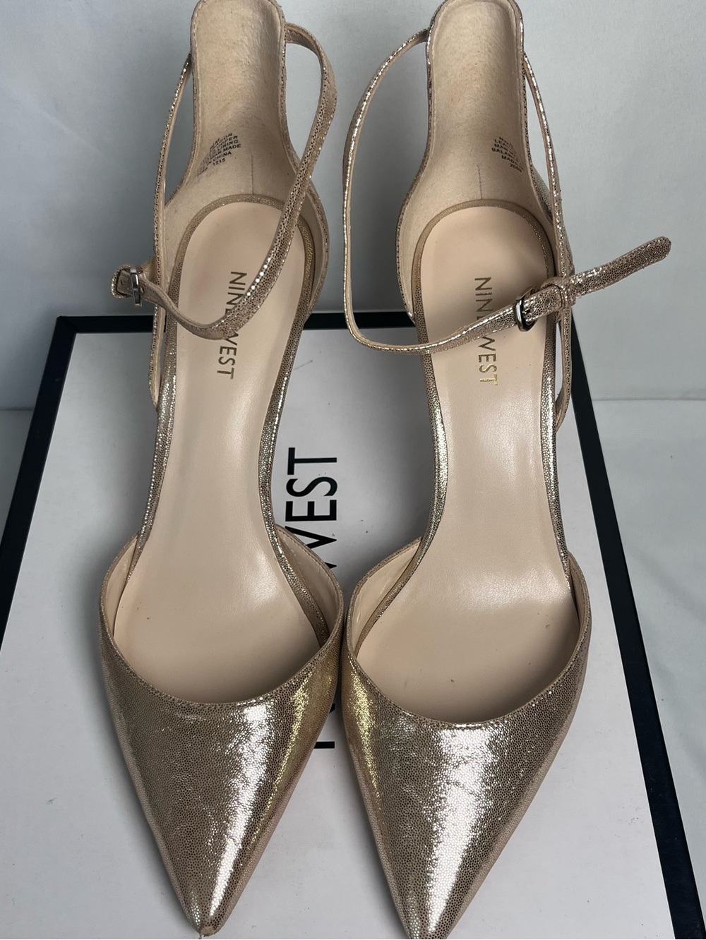 Nine West Fiesta Pointy Toe Gold Metallic Glittery Stilietoes Pumps Size 8 1/2 M